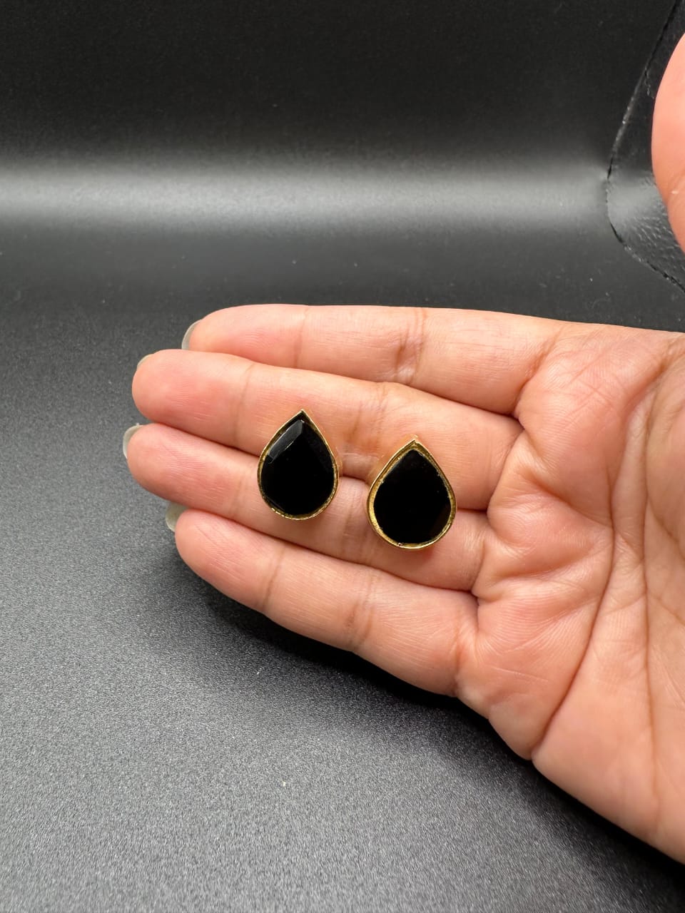 Turkish tear drop studs (black)