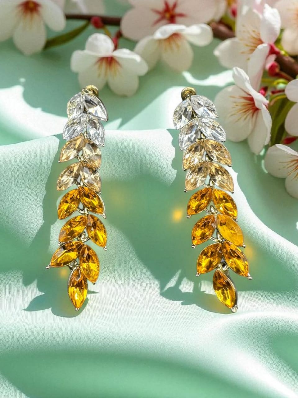 Drop earrings in yellow tones