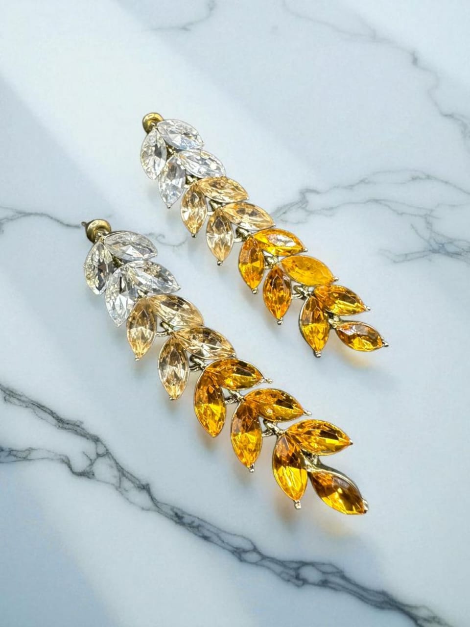 Drop earrings in yellow tones